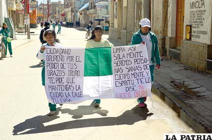 Estudiantes del Liceo Oruro recorrieron las calles con mensajes ecológicos