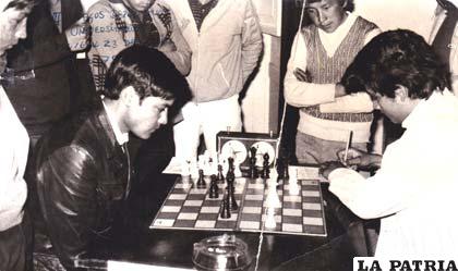 Juan Adolfo Flores en plena competencia frente a Jaime Aponte de Beni en los Juegos Deportivos Universitarios en 1979 