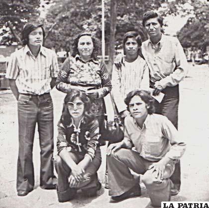Delegación de Oruro que participó en el nacional de ajedrez en Montero en 1976 (Adolfo Flores, Clara Zubieta, Pablo Gutiérrez, Marcial García, Sonia Zubieta y Marco Antonio Menacho)