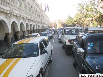 Vecinos reclaman por abuso en cobro excesivo de tarifas del servicio de taxis