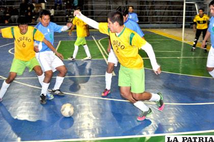 Luis Ajuacho, del combinado orureño, con el balón