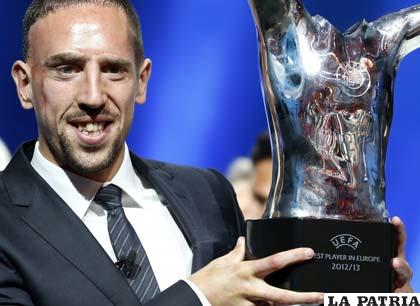 Frank Ribéry con el trofeo de mejor futbolista de la UEFA