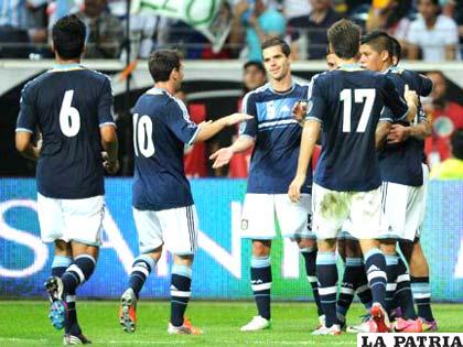 Messi saluda a sus compañeros de equipo