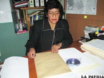 La fiscal Eustaquia Gómez muestra la querella de Elío