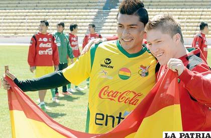 Cardozo y Chumacero con la tricolor boliviana