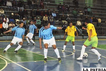 Una acción del partido que jugó anoche la selección de Oruro