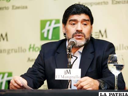 Diego Maradona durante el encuentro con exfutbolistas
