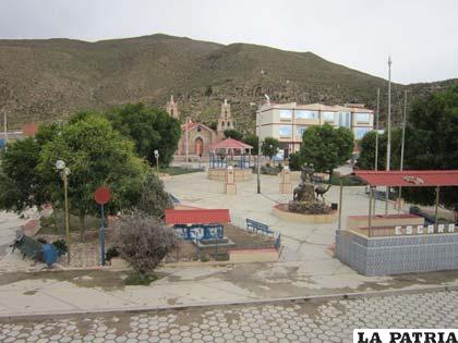 Plaza principal del municipio de Escara