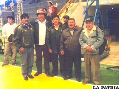 Autoridades cooperativistas que participaron en la inauguración