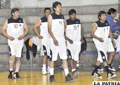 El equipo de Ingenieros que participa en el básquetbol