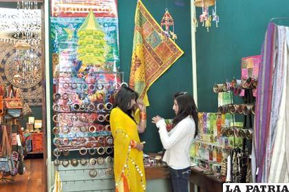 Las señoritas fueron quienes disfrutaron más de la Expo Hindú