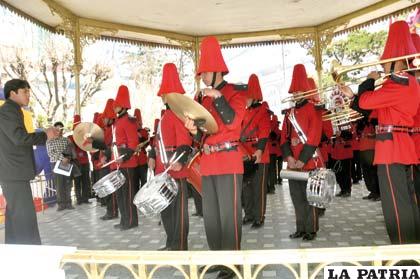 Banda del colegio Saracho durante su retreta en la Plaza 10 de Febrero