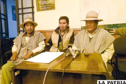 Representantes de la Nación Uru del lago Poopó