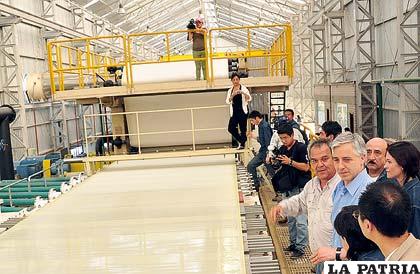 Vicepresidente García inspecciona instalaciones de Papelbol