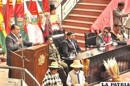 Momento en que Santos Tito rinde homenaje al departamento de Oruro