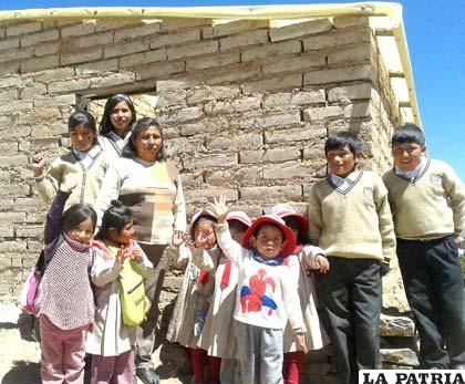 Niños que reciben capacitación en agricultura