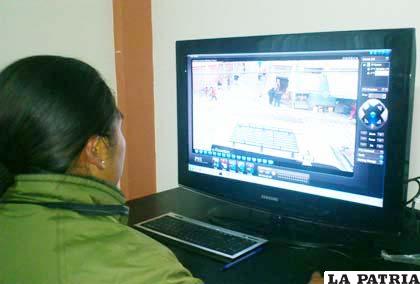 El monitor muestra una de las calles de Huanuni