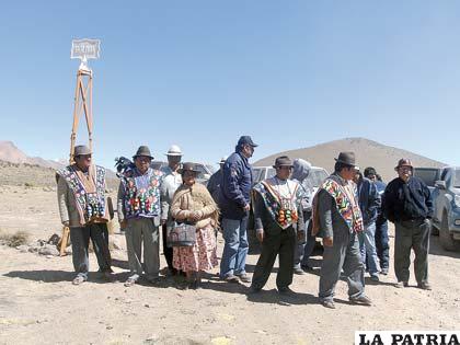 Algunos integrantes de la comisión que inspeccionó la frontera para verificar si hubo incursión chilena