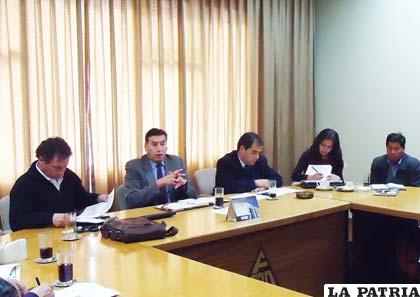 Los empresarios en reciente reunión con César Navarro manifestaron la necesidad de respaldo de autoridades para el desarrollo de Oruro