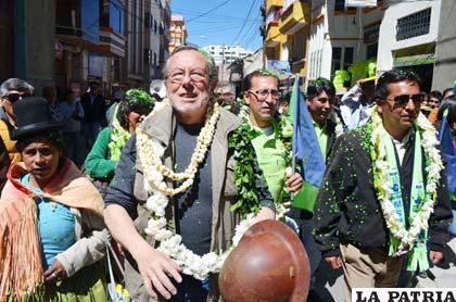 Juan Del Granado junto a militantes de su partido en Oruro