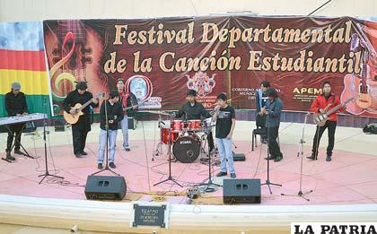 Estudiantes de Oruro compiten por llegar al festival de Tarija