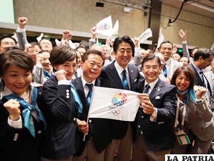 Festejo de la delegación japonesa durante la definición de la sede para los JJ.OO. 2020