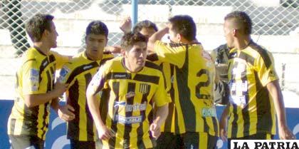 Festejo de los jugadores de The Strongest