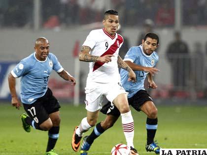 Uruguay mejoró su situación venciendo a Perú en Lima