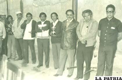 Directorio del Oruro Tenis Club en 1975, Wilson Sandy (primero de la derecha)