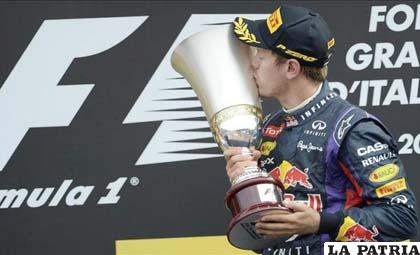 Sebastian Vettel con el trofeo que ganó ayer en Italia