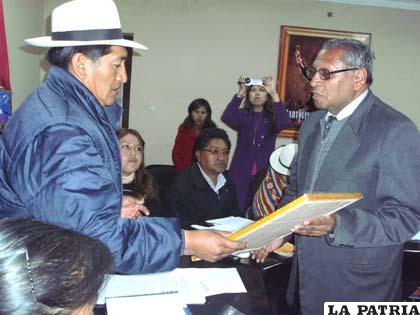Diputado Huayta (i) entrega reconocimiento a director de colegio Bolivia Rodolfo Barrientos (d)