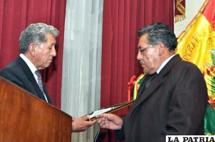 Francisco Torrico (d) recibe de Jorge Barrientos (i) el reconocimiento como fundador de Coteor