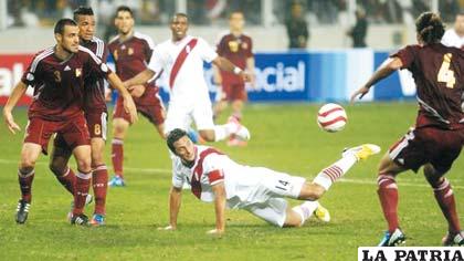 Perú venció en el partido de ida por 2 goles a 1 en el estadio Nacional de Lima