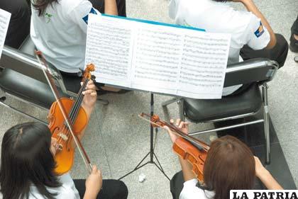 Pueden ser parte orquestas integradas por grupos de entre 15 y 50 músicos, de hasta 25 años de edad