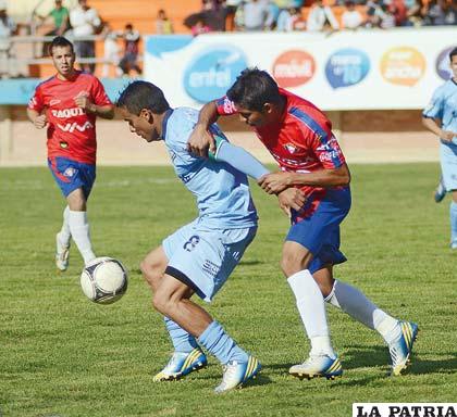 Ferreira domina el balón ante la marca de sus adversarios