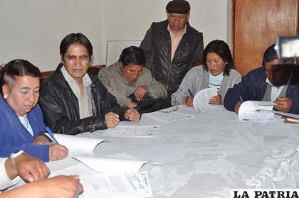 Firma de convenio entre Cisep y representantes de los cinco distritos