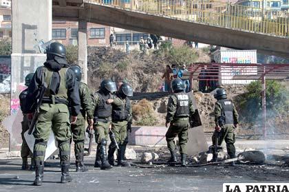 Policías desbloquearon varios sectores de la urbe paceña