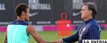 Neymar saluda a Martino a tiempo de incorporarse a los entrenamientos