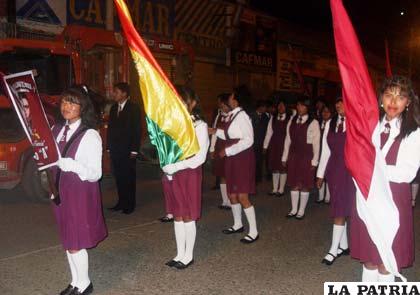 Desfile de teas en conmemoración a los 43 años del Colegio “Carmen Guzmán de Mier”