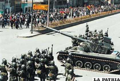 Militares enfrentan a la población paceña en octubre del 2003
