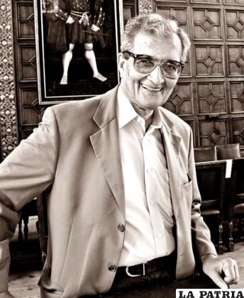 Premio Nobel Amartya Sen, en su biblioteca particular