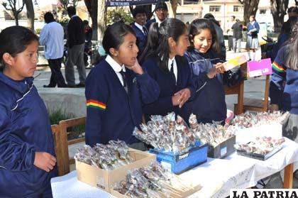 Estudiantes del Colegio Nacional Bolivia mostraron emprendimientos productivos