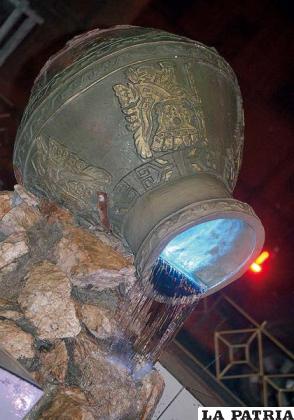 Detalle de un cántaro del incario, que adorna la fuente en la plaza Tiahuanaco