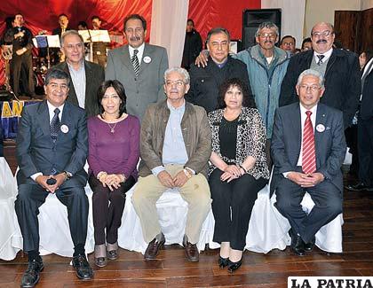 Senior 66: (Arriba de izquierda a derecha) Marcelo Fernández, Edgar Beltrán, Jorge Romero, Daniel Cuevas, Marcelo Miralles. (Abajo) Néstor Molina, Sonia Arce, Alfonzo Collazo, Marcela Arias y Gustavo Ortiz.