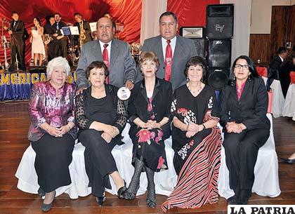 Senior 45: Juan Pablo Arce, Ramiro Rivera, Olga Carrillo, Ana León, Ruth Medina, Sonia Dávila y Martina Peláez.