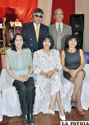 Senior 71: Hernán Gareca, Eduardo Mendiola, Marianela Matienzo, Ana Tapia, Norka Iporre.