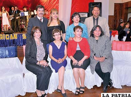 Senior 83: Freddy Caro, Teresa Gómez, Martin Brun, Roxana Gómez, Virginia Cuevas, Marcela Zaconeta, Sandra Oporto y Susana Sanjinés.