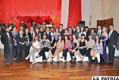 Senior 93: Fabiola Rodo, Verónica Ustárez, Carla Sempértegui, Wendy Irahola, Percy Medina, José Montes, Freddy Ovando, Fabrizio Zamora, Javier García, Juan Zurita, Aivar Chávez, Fabrizio Murguía, César Cooper, Marcel Vásquez, Lilian Panozo, Nadia Sanabria, Mariana Peña, Susy Sandoval, Cecilia Zubieta, Wendy Irusta, Ivette Sahonero, Graciela Vidal, Roxana Garrón, Carla Tamayo, Cibeles Miralles, Carmiña Rioja, Leslie Quiñones, Jimena Velásquez y Sdenka Fuentes.