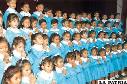 Los niños también demuestran sus habilidades en el canto
