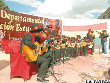 El colegio “Juan Misael Saracho” también se presentó en la categoría de estudiantinas
